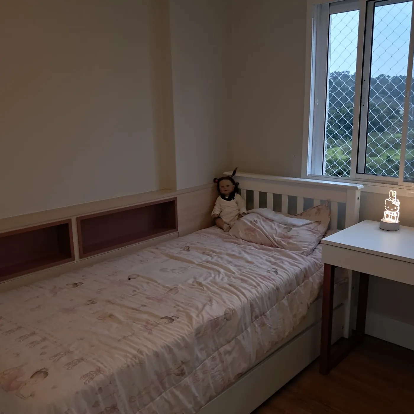 Cama infantil com cabeceira de nichos