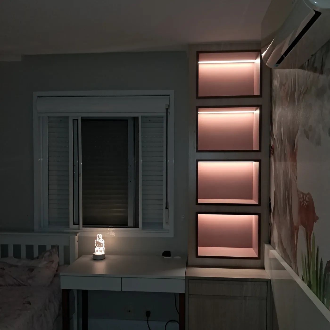 Nichos rosados com LED aceso em quarto infantil