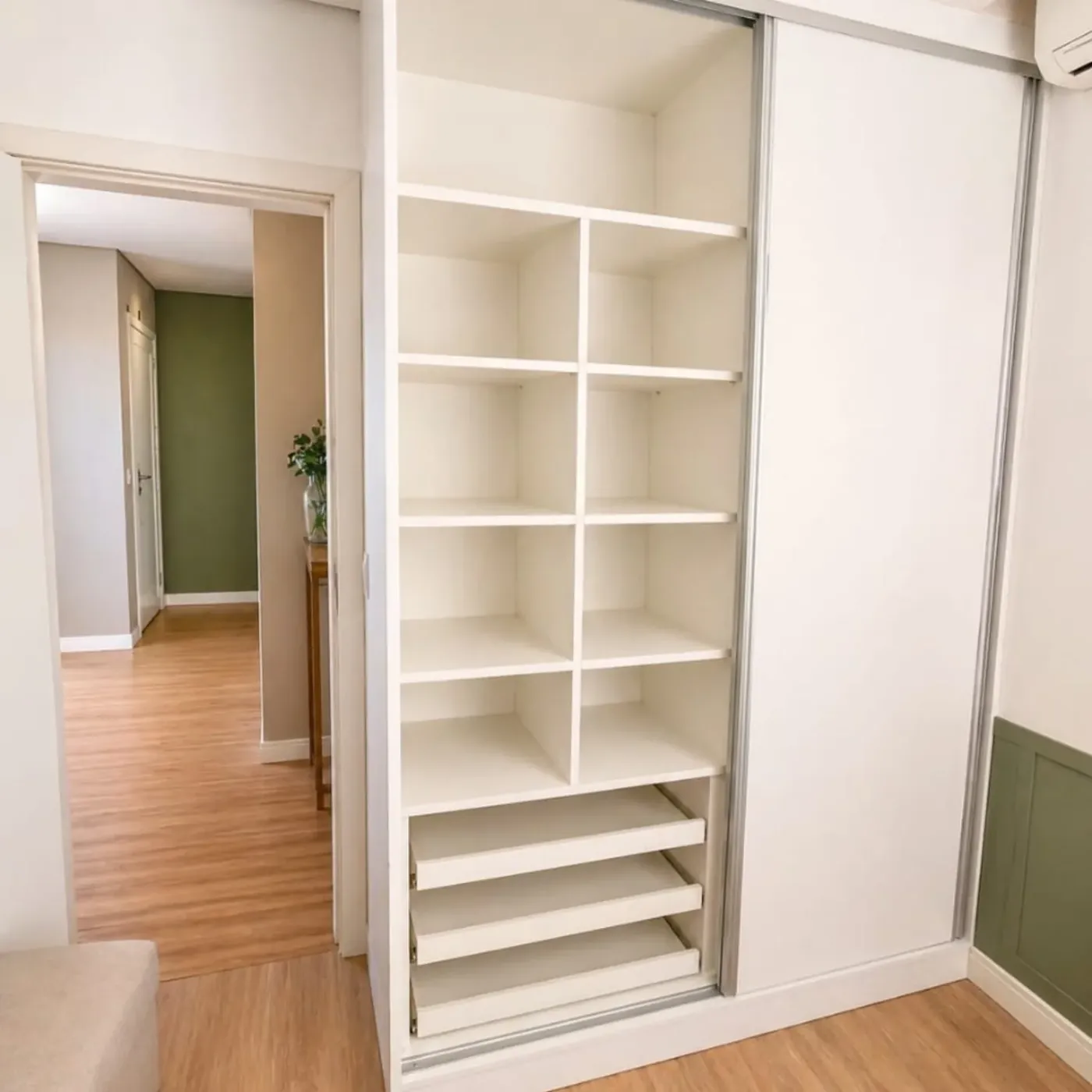 Roupeiro branco compacto aberto com prateleiras