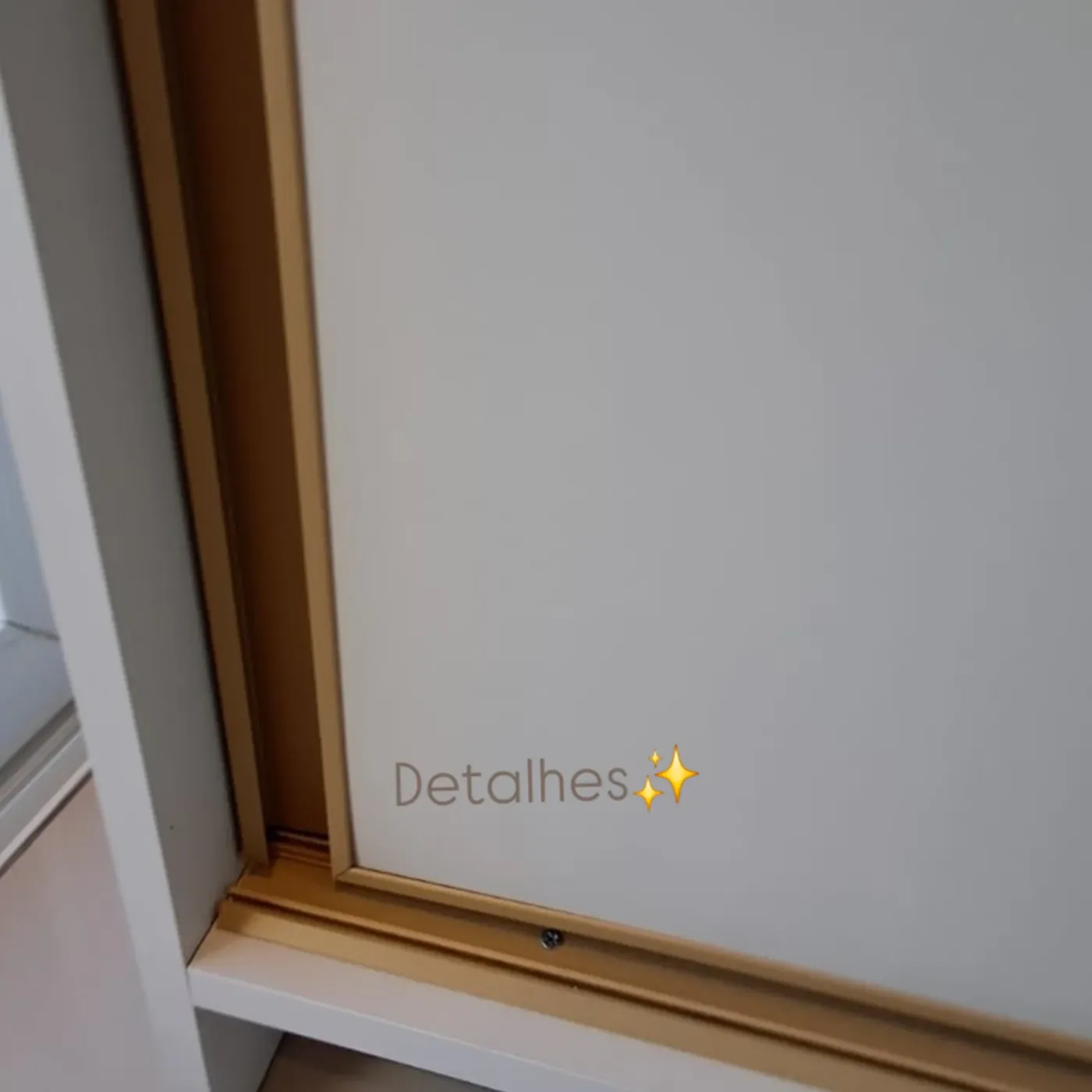 Detalhe do perfil amadeirado das portas do roupeiro