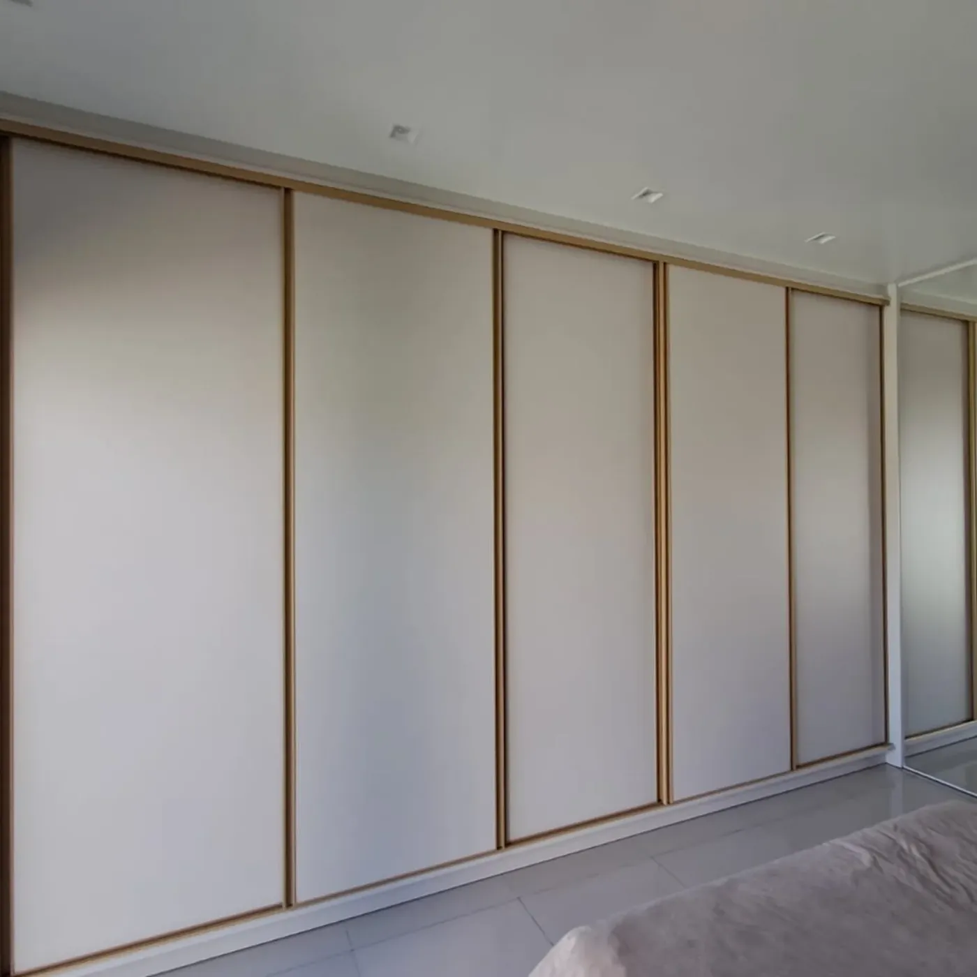 Roupeiro branco de parede inteira com portas de correr
